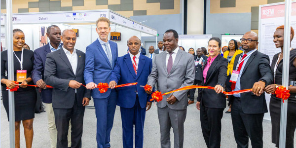 Fashion Week 2025 Ribbon cutting